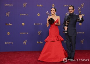 일본 배경 미드 '쇼군', 에미상 18관왕…"외국어드라마 새 역사"