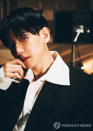 엑소 백현, 실내 흡연 논란에 "부주의한 행동 사과드린다"