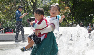 Kids in hanbok play
