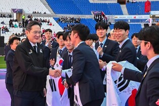 Samsung chief attends WorldSkills closing ceremony