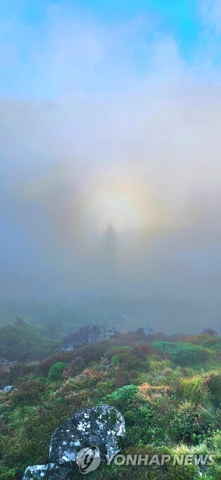 "무지개 속에 내가" 한라산 백록담에서 '브로켄 현상' 촬영