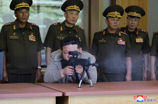 N. Korean leader test-fires new rifles