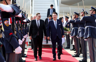 Yoon arrives in Czech Republic