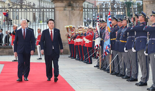 Yoon arrives in Czech Republic