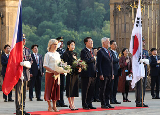 Yoon arrives in Czech Republic