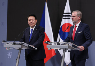 Yoon attends joint press conference with Czech prime minister