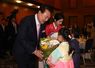 Yoon attends dinner with Korean residents in Czech Republic