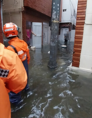 Busan alley flooded after heavy rain