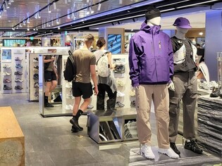 백화점 아웃도어 외국인들 북적북적…"북한산 등산 전 쇼핑한다"