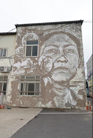신안 낙서마을에 초대형 작품 속속 완성…세계적 작가 참여