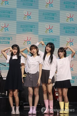 걸밴드 QWER "밤새 합주·연습해…세상에 없는 꽃 피워낼게요"