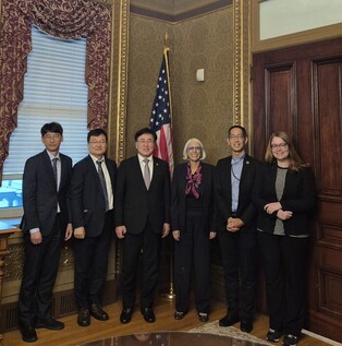 Science minister meets White House science director