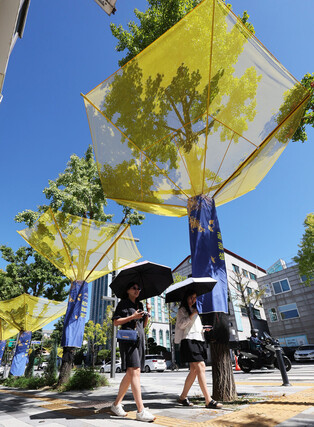 Removal of malodorous gingko nuts