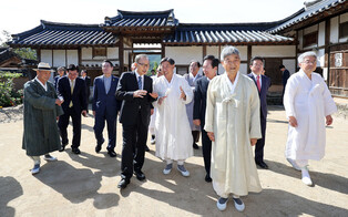 Ex-President Lee Myung-bak's visit to Hahoe Village