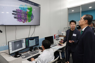PM visits SNU biology institute