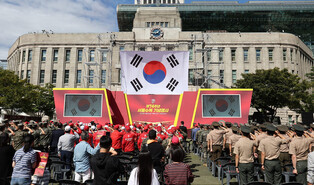 National flag hung at former Seoul City Hall