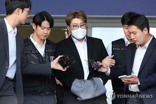 Prosecutors demand 3 1/2 prison term for popera star Kim Ho-joong over hit-and-run