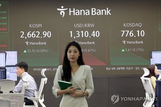 (LEAD) Seoul shares dip over 2 pct ahead of U.S. economic data; won at 9-month high