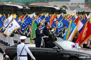 Yoon inspects troops