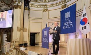 윤윤수 회장, 밴 플리트상 받아…전 세계 패션업계 처음