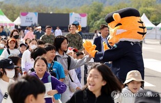 2024 계룡군문화축제 개막…KADEX 전시로 축제규모 '대폭축소'