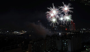 Spectacular 'Fireworks Show' in Yeouido Draws Cheers from 1 Mln Spectators