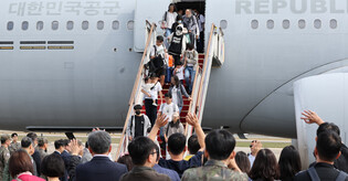 Military jet carrying S. Korean nationals arrives home from Lebanon