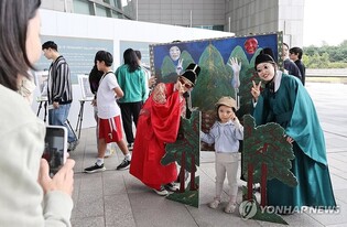 '삐끼삐끼' 춤추는 왕·드레스 입은 탑…박물관의 특별한 런웨이