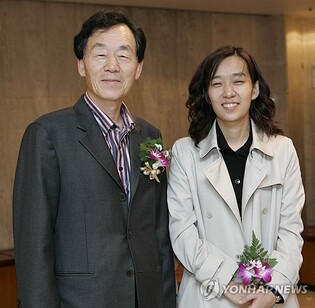 Novelist Han Seung-won 'stunned' by daughter's Nobel Prize win