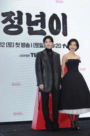 S. Korean actresses Kim Tae-ri and Jung Eun-chae