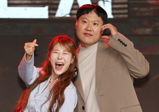 S. Korean comedians Park Sae-mi and Kim Yong-myung