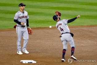 양키스, '실책 2개' 클리블랜드 잡고 ALCS 2승…저지 PS 첫 홈런