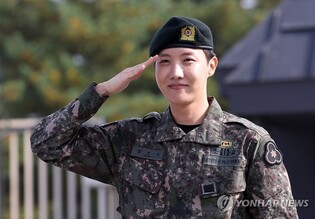 BTS 제이홉 전역 "큰 응원과 사랑 감사"…맏형 진과 포옹(종합)