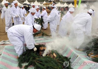 삼베옷 재료 만드는 전통 삼굿 재현…영월 유전마을서 축제 펼쳐