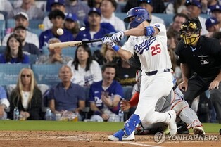 에드먼 4타점…다저스, 양키스와 43년만에 MLB 월드시리즈 격돌
