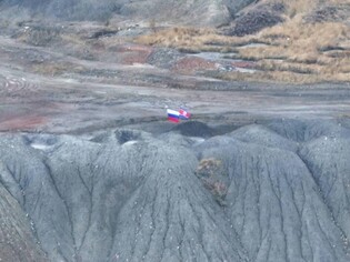 (LEAD) Russian, N. Korean flags displayed together on Ukraine battlefield