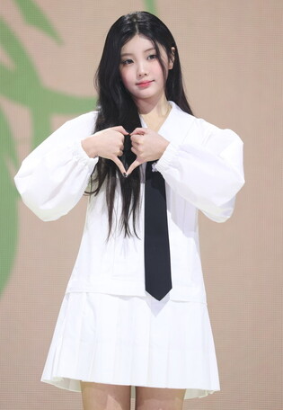 S. Korean girl group Illit