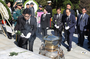 Ruling party officials pay tribute to ex-President Park Chung-hee