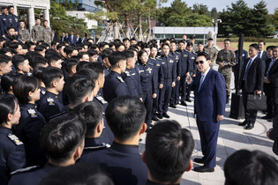 President Yoon with Air Force Academy students