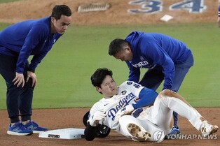 다저스 감독 "오타니 몸 상태 점점 좋아져…WS 3차전 출장 낙관"