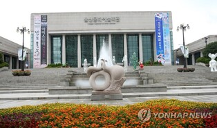 울산문예회관서 흑백사진으로 시간과 빛 담아낸 특별 전시회