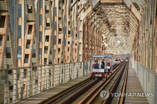 강 따라 옛 철길 '씽씽'…김해낙동강레일파크 전동화 모델 도입
