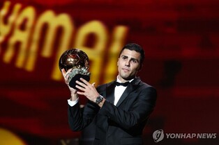 유럽 축구 '최고의 별'은 로드리…2024 발롱도르 수상