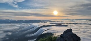 양구군, 운해·일출 명소 봉화산 정상석 설치 마쳐
