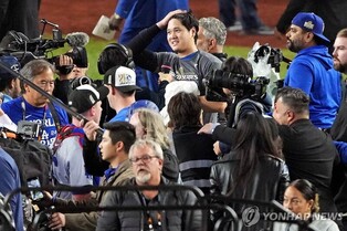첫 PS서 WS 우승 반지 낀 오타니 "WBC 세리머니보다 더 즐거워"(종합)