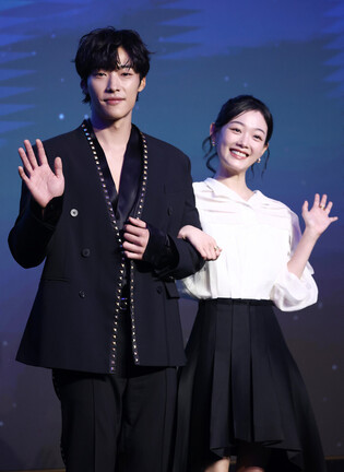 S. Korean actor Woo Do-hwan and actress Lee Yoo-mi