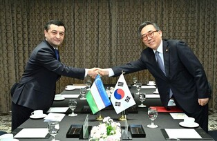 FM Cho discusses bilateral cooperation, next year's summit with Uzbek, Kazakh counterparts