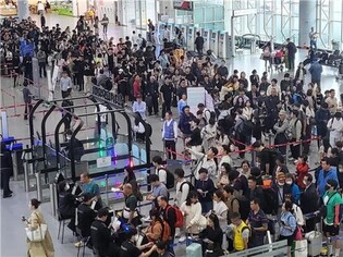 [현장in] 여행객 회복에도 인력은 제자리…김해공항 혼잡도 여전