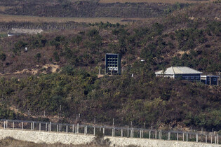 N. Korean soldiers' work to set up loudspeaker