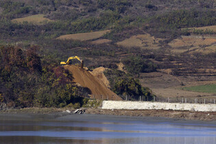 N. Korean soldiers' work to build position